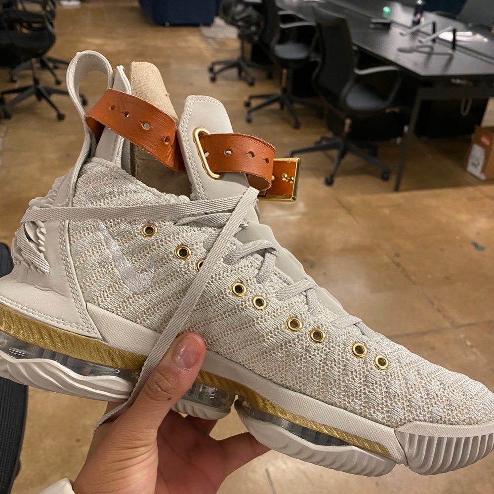 16 HFR - LEBRON’S WOMEN’S SNEAKER - 8.5